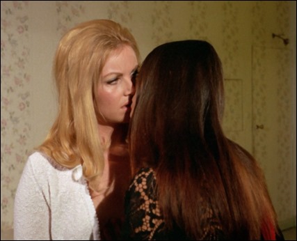 El comienzo de la posesion de Alice en Las vampiras