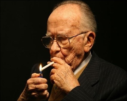Imagen clasica de Santiago Carrillo, encendiendo un cigarrillo