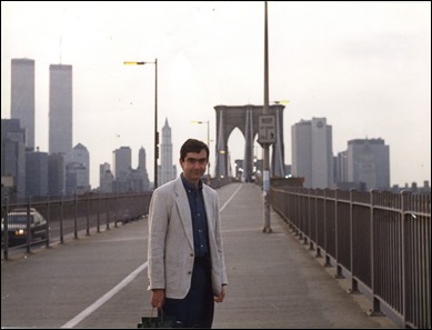 Un joven Muñoz Molina ante el puente de Brooklyn