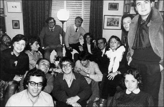 Amigos en casa de Benet, con el anfitrion en el centro