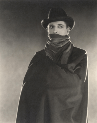 Ivor Novello como el falso asesino de El enemigo de las rubias