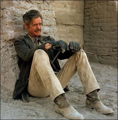 Robert Ryan, cansado en Grupo salvaje pero a punto de levantarse