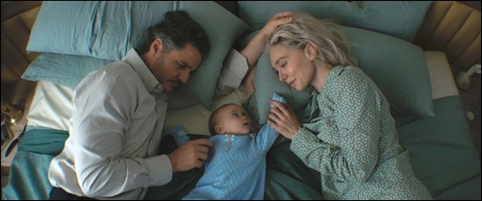 El matrimonio Richards y su vastago, Franklin, en Fantastic Four First Steps