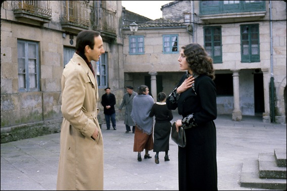 Los gozos y las sombras fue rodada en la Galicia donde transcurre la accion