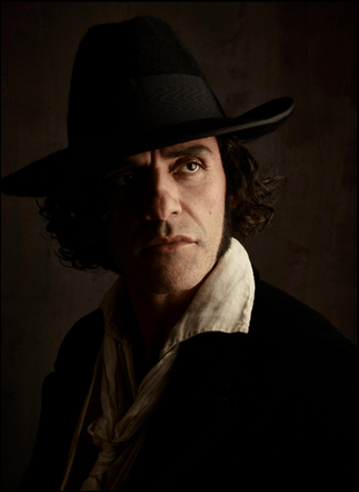 Hasta en las fotos promocionales Oscar Isaac parece poco de fiar como Frankenstein