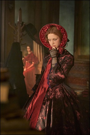 Mia Goth es Elizabeth en el Frankenstein de Del Toro